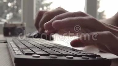 关闭键盘上的打字。 人在电脑键盘上打字.. 手使用电脑键盘和鼠标